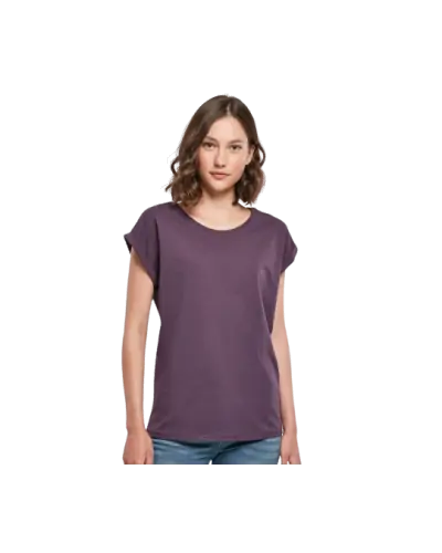 Modèle femme debout T-shirt Alwena à personnaliser couleur Lila