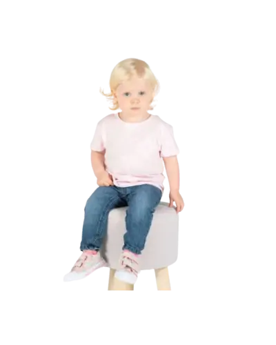 T-Shirt Col Rond Manches courte Alex unisex face arrière couleur rose pale sur modèle bébé fille assise sur un tabouret