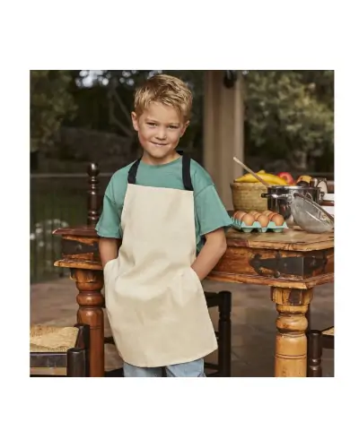 Photo enfant de face portant le tablier de cuisine enfant Bastian couleur Pink